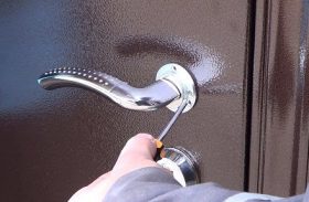 Замена дверной ручки металлической двери в Венёве