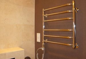 Установка электрического полотенцесушителя в ванной в Венёве